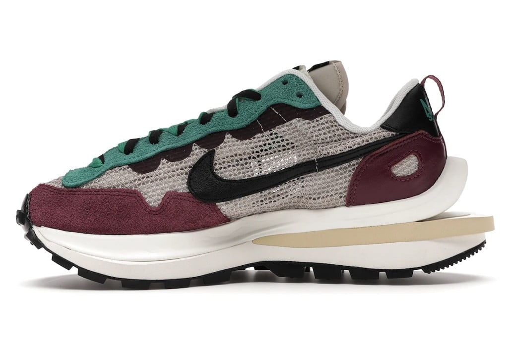 Nike Vaporwaffle sacai Villain Red Neptune Green Sneakers