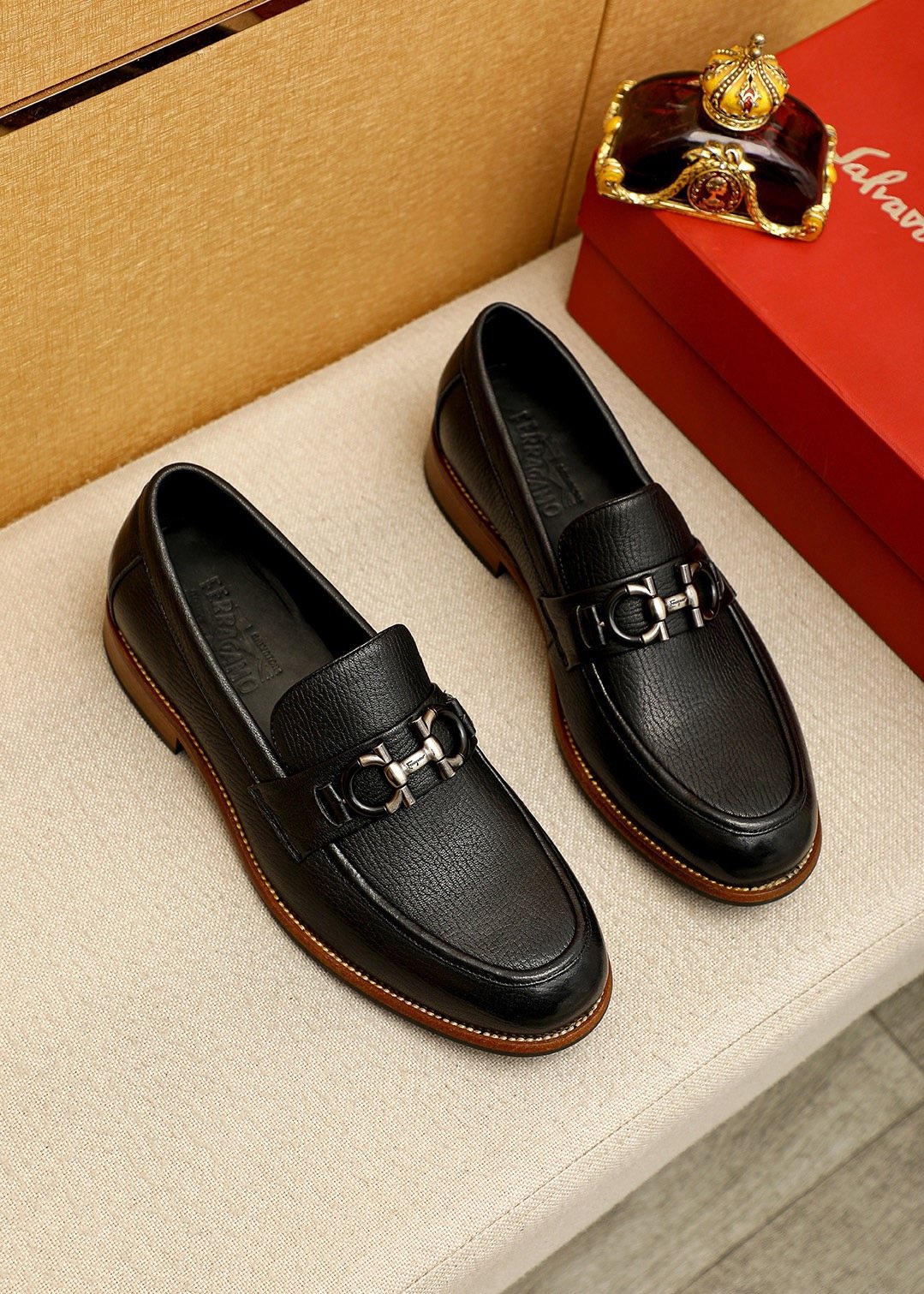微商相册测试鞋子-Salvatore Ferragamo Black Metal Ornament Loafers — front