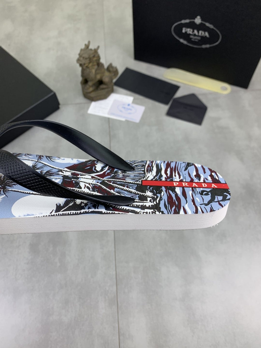 微商相册测试鞋子-Prada Botanical Print Flip-Flops — detail