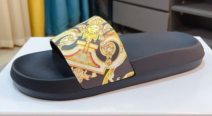 微商相册测试鞋子-Versace Baroque Print Slide Sandals — hero