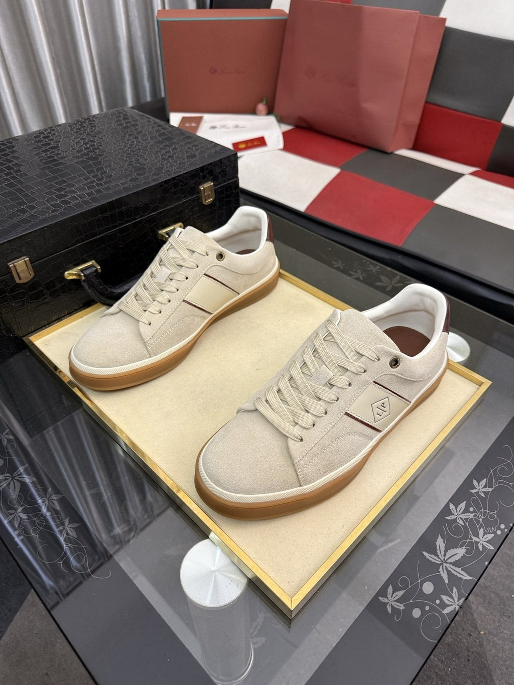 微商相册测试鞋子-Low-Top Lace-Up Sneakers with Gum Sole — front