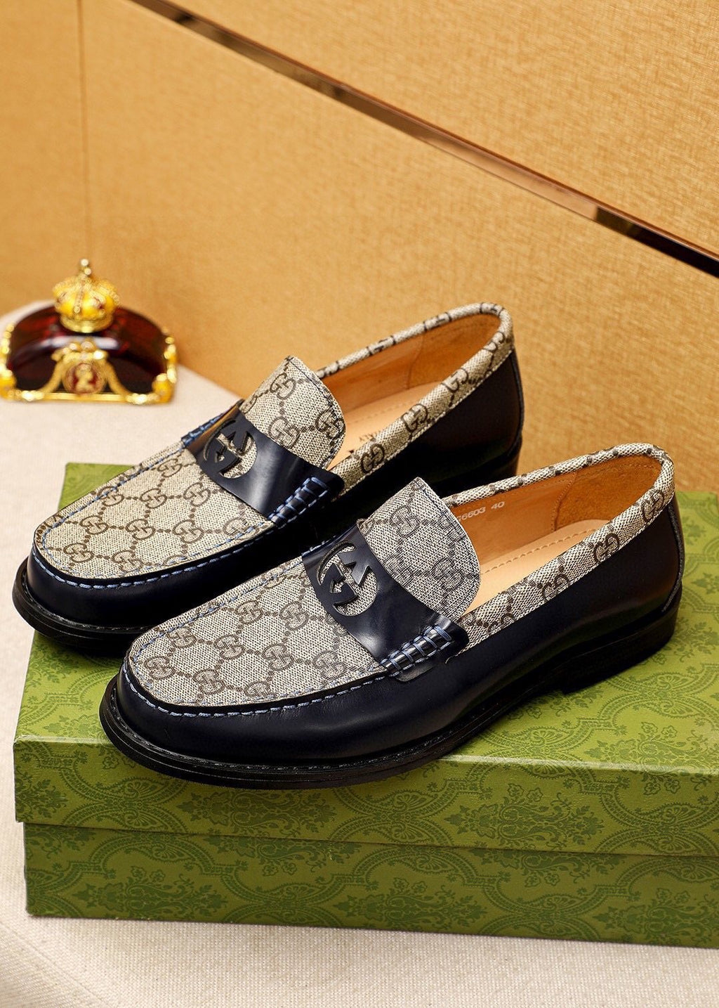 微商相册测试鞋子-Gucci Black Patent Monogram Loafers — front