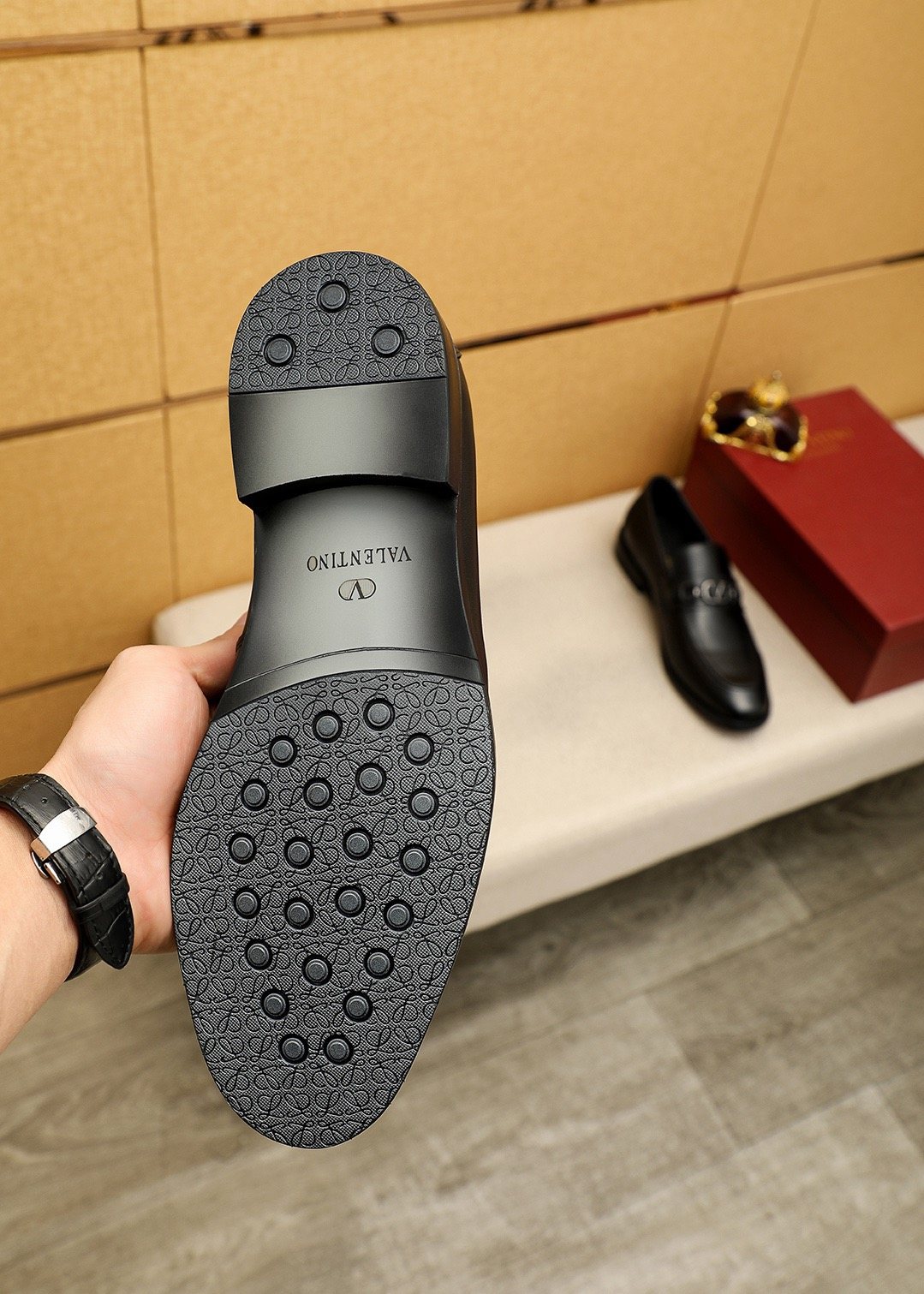 微商相册测试鞋子-Valentino Tapered Toe Loafers — front