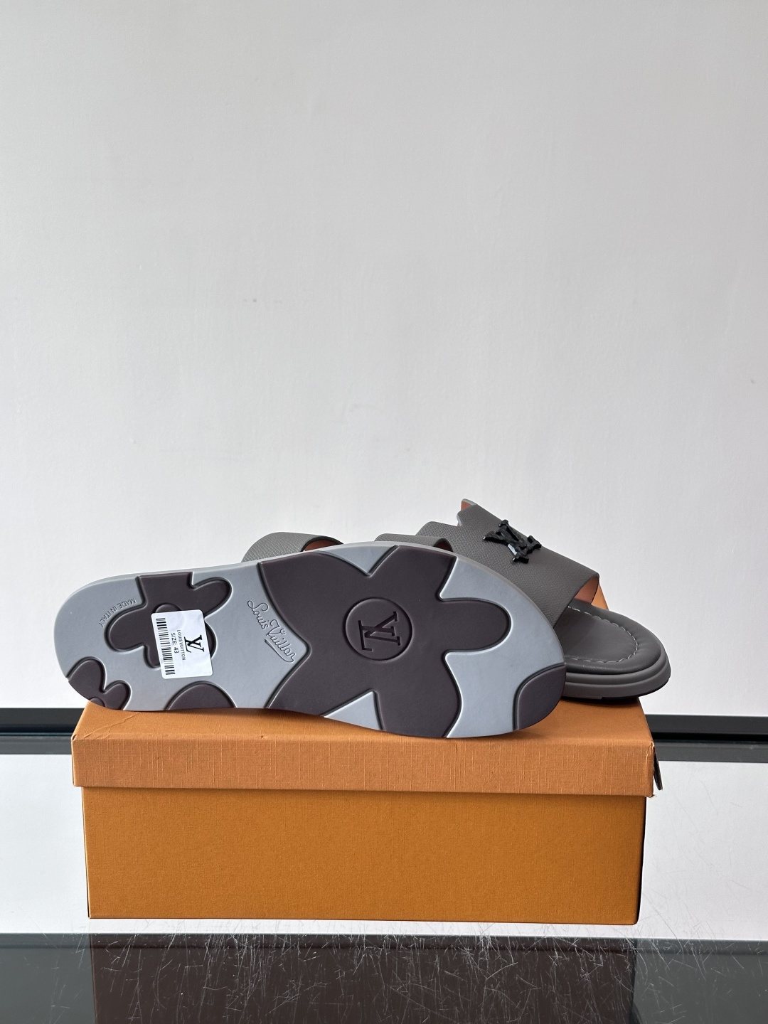 Louis Vuitton Isola Logo Slide Sandals — detail