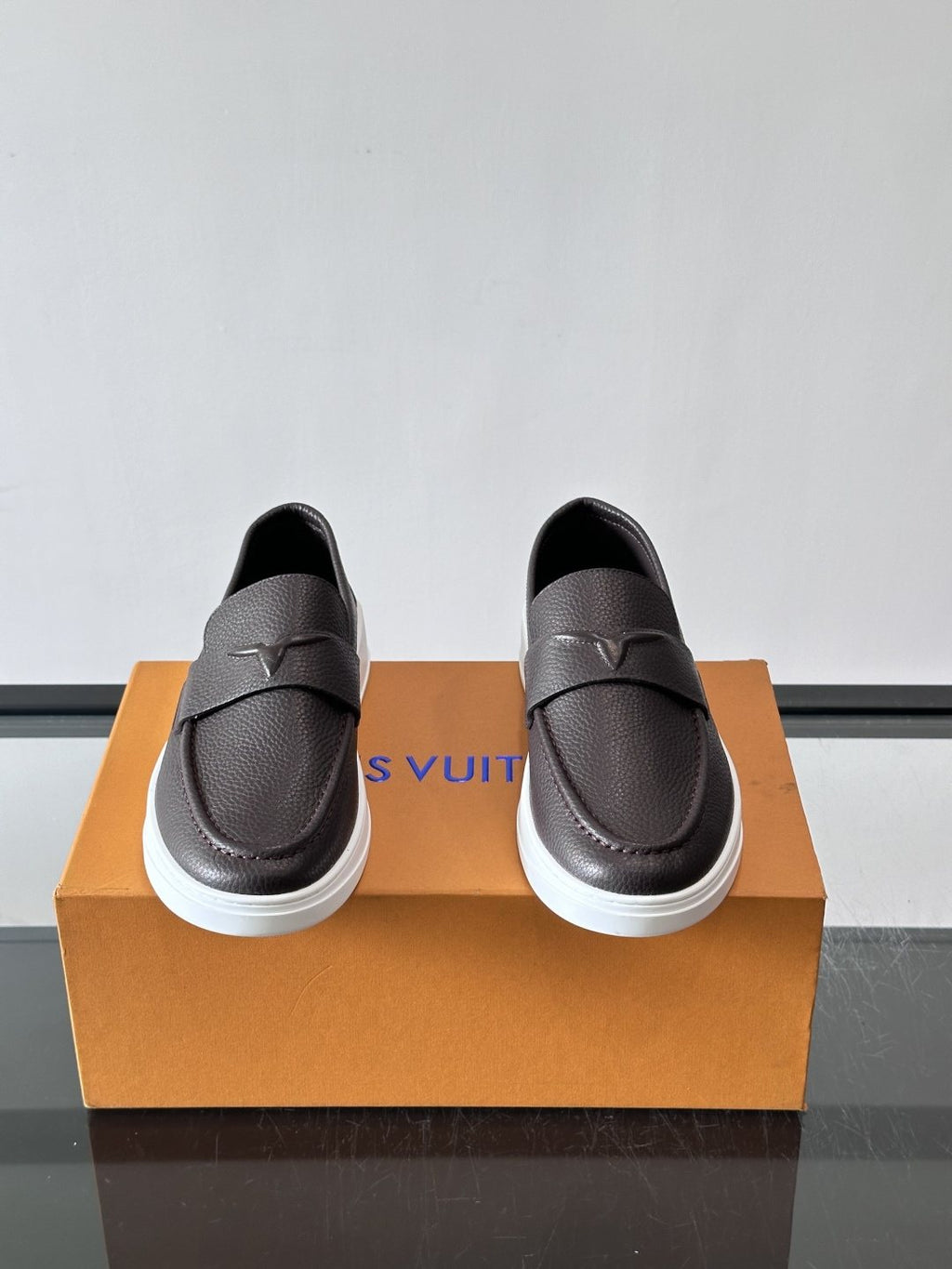 微商相册测试鞋子-Louis Vuitton Textured Platform Slip-On Loafers — front