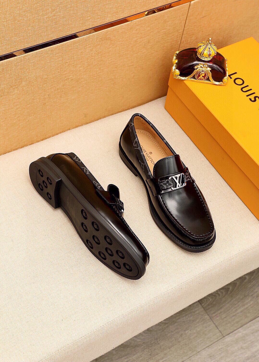 微商相册测试鞋子-Louis Vuitton Moc-Toe Hardware Loafers — model