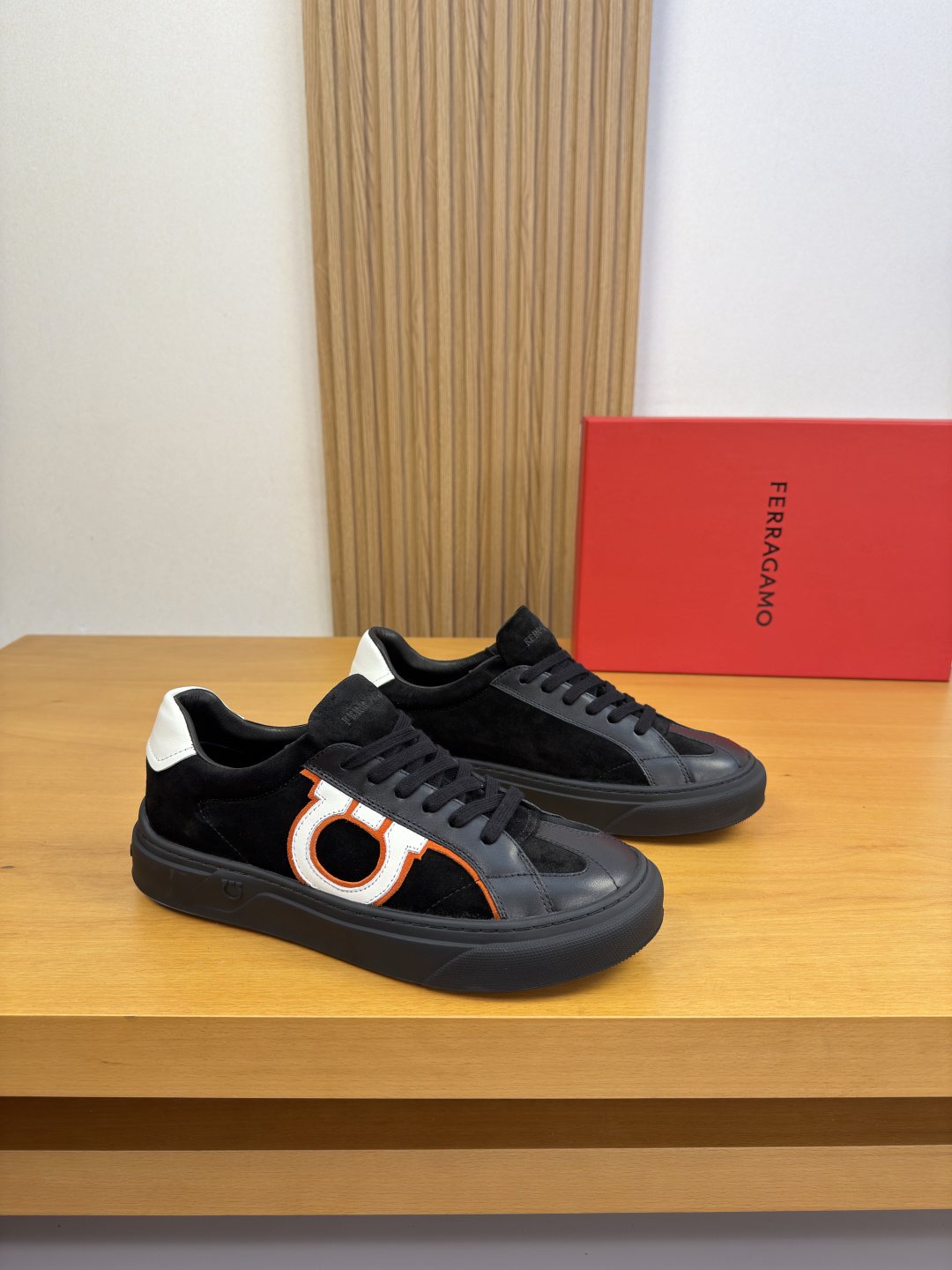 Ferragamo Contrast-Trim Low-Top Sneakers — front